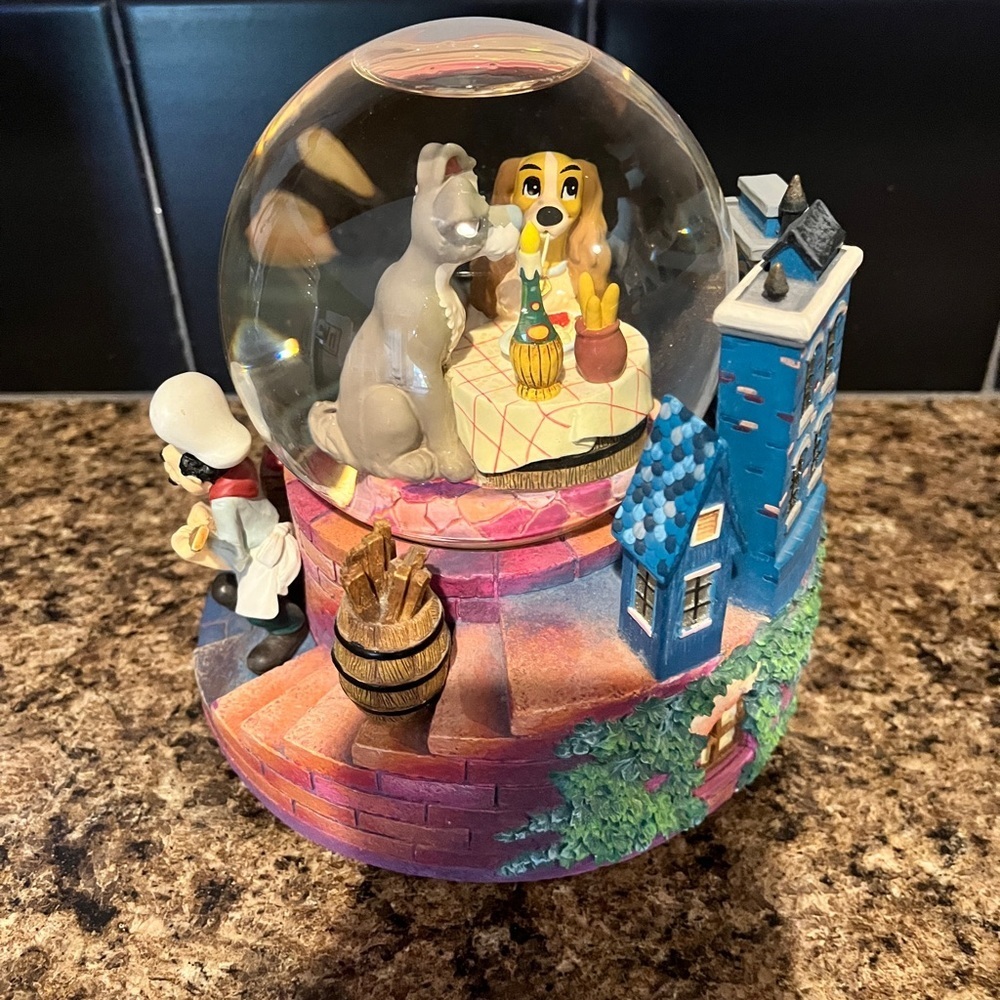 Disney Store Lady and the Tramp snow Globe